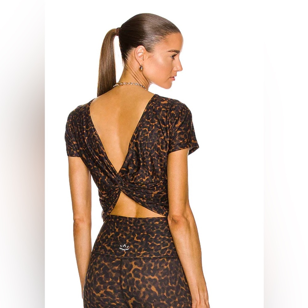 NWT Beyond Yoga Printed Featherweight Twist Out Cropped Tee in “Chai Tortoise”